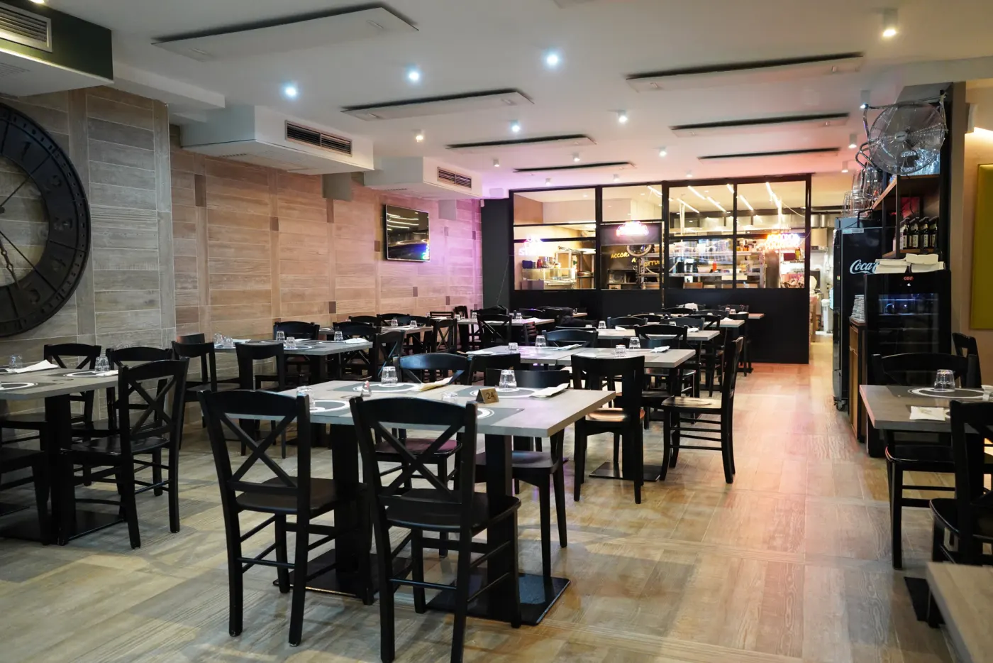 La sala e la cucina a vista dietro il vetro